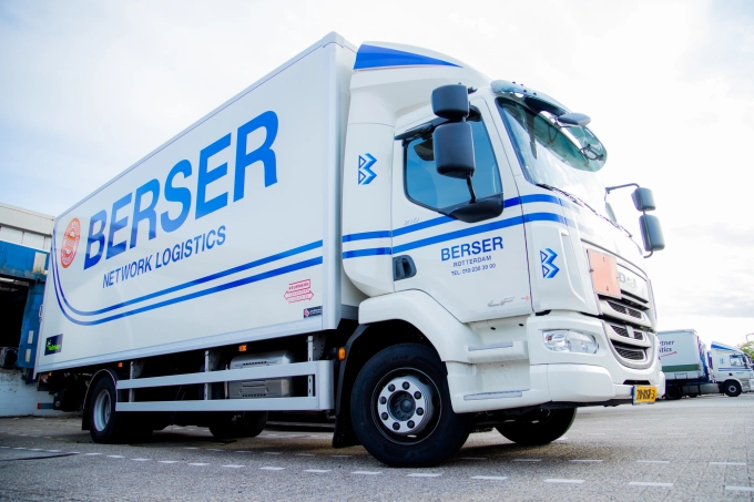 Berser vrachtwagen wordt geladen